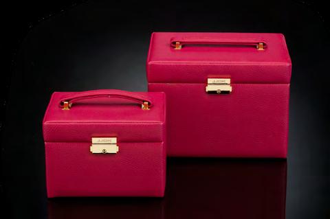 elastic pockets Lining: Dark pink w/ black 80153 80152 80152 Large jewellery box Color: Fuchsia 21 x 15 x 17 cm Quality: PU