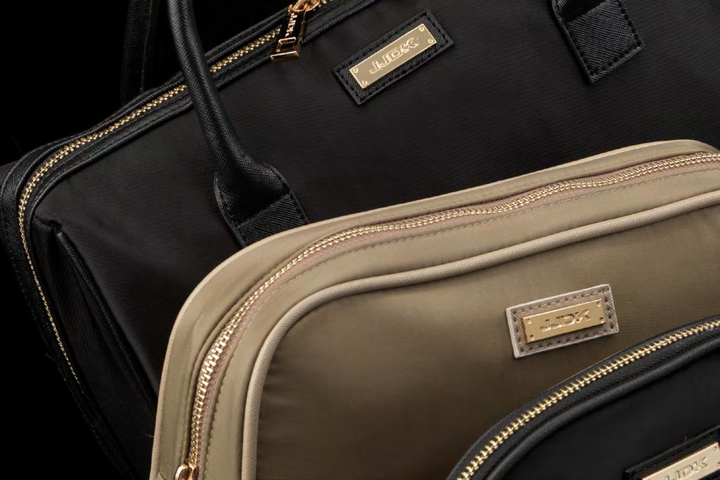 pockets Lining: Beige w/ black 60755 Large cosmetic bag Color: Black 26 x 17 x 9 cm Quality: Nylon Inside details: 6