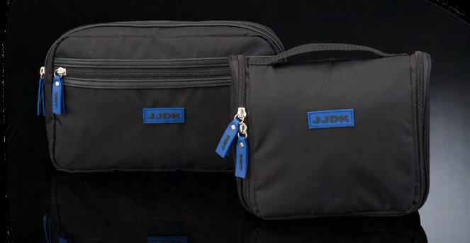 Inside details: Net pocket, straps and hook Lining: Cobalt blue w/ black 60802 Large toiletry bag