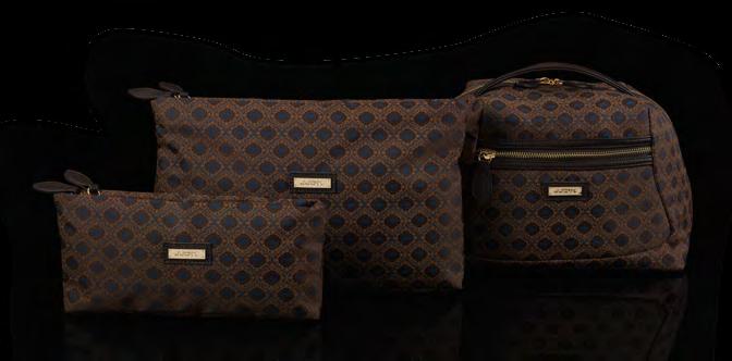 cosmetic bag Color: Dark brown 20,5 x 16 x 1,5 cm Quality: PU Lining: Dark brown w/