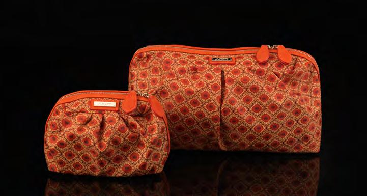 orange 60957 60955 60954 Lorena 60954 Large cosmetic bag Color: Orange 26 x 14 x 12,5 cm Quality: PU Inside details: 6 elastic pockets