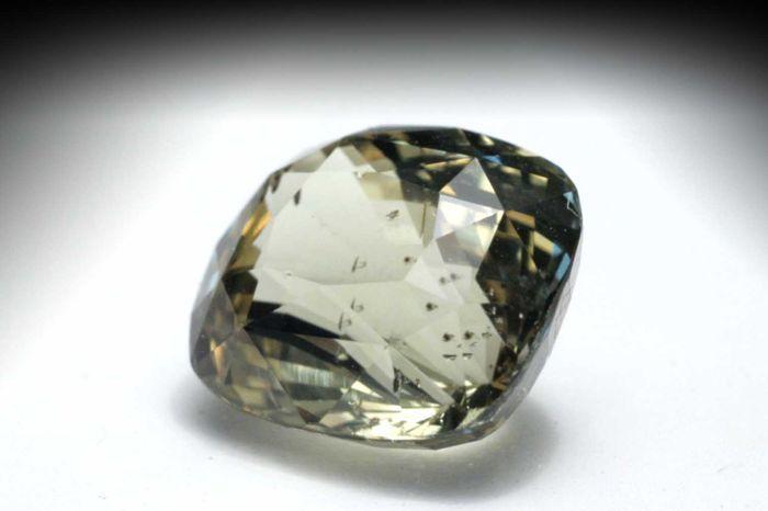 Clarity & condition For our auctions we accept gemstones that are undamaged and