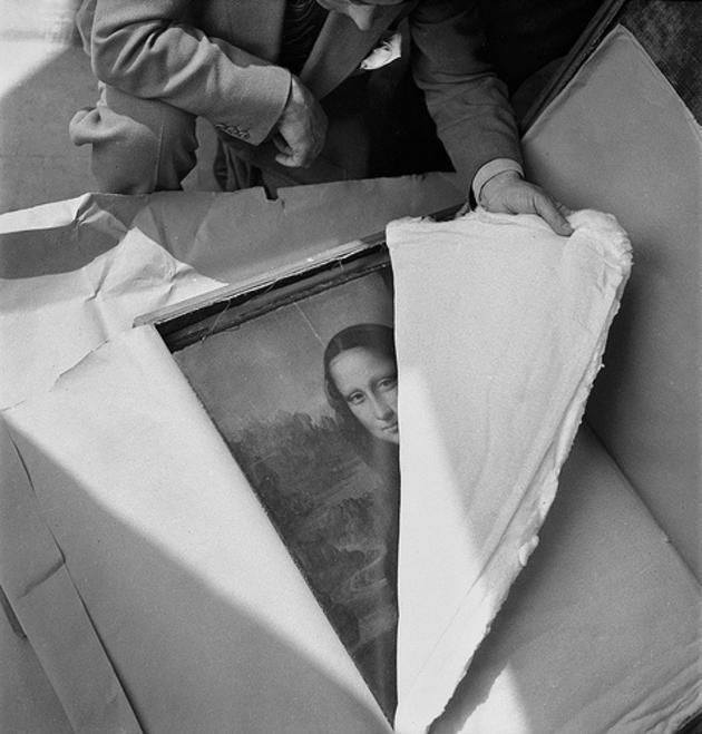 Mona Lisa being returned to its home at