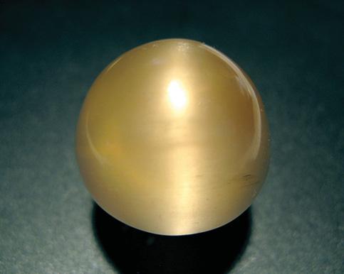calcite. One of the teardrop-shaped pearls had no visible structures in the bulbous part but displayed columnar structures in the tail.