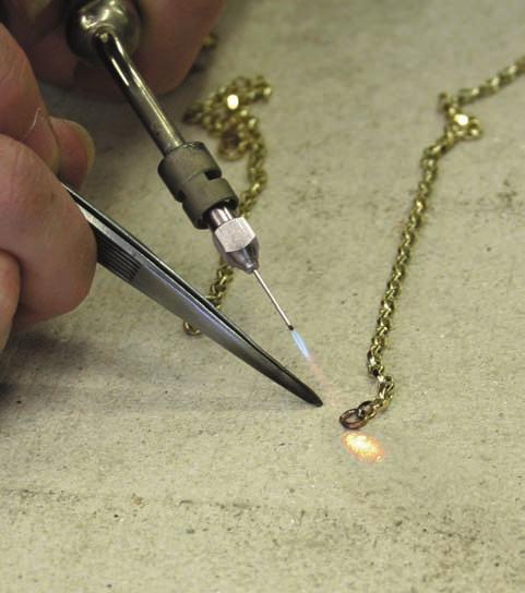 18ct yellow gold 18ct Diamond Belcher Diamond Cut to add extra brilliance to the UK s most popular chain style.