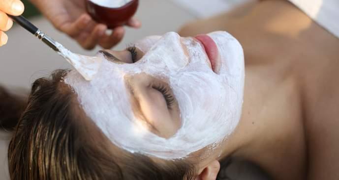 FACIALS BALANCING FACIAL Using the richness of the sea, this soothing treatment combines marine algae and soothing green tea, which offer powerful healing, revitalizing and rebalancing properties.