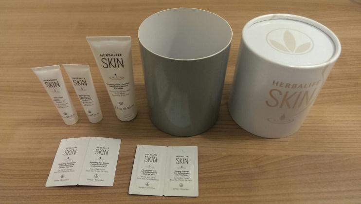 The Mini Results Kit The Mini Results Kit comprises of a 7 day supply of Soothing Aloe Cleanser, Daily Glow Moisturiser, Regenerating