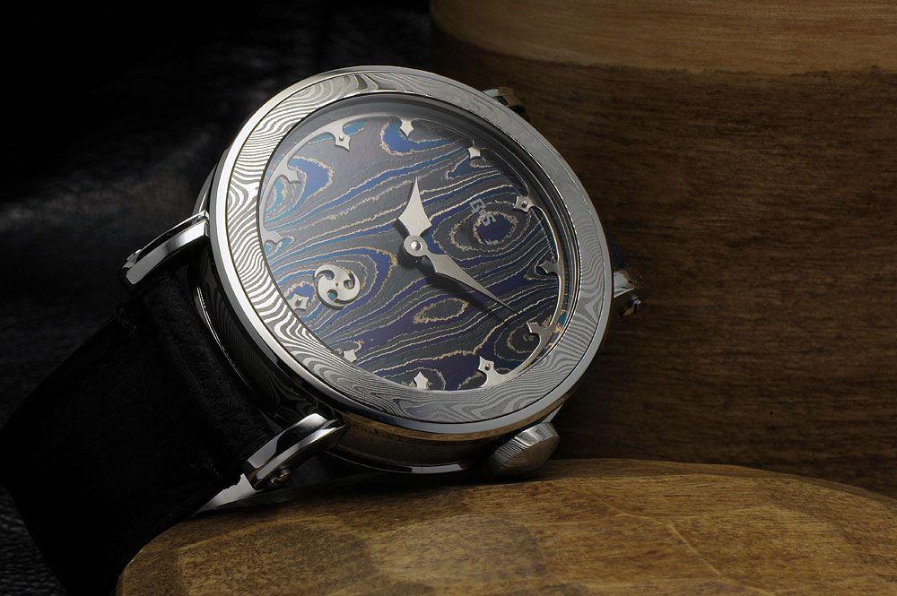 The finishing that Patrik achieves is unlike anything else in the watch industry as it combines a raw Damascus steel finish with traditionally finished bevelled edges and holes.