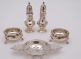 140-160 120 A William IV silver toast rack, maker Crispin Fuller, London, 1832, oblong base with shell and scroll feet and seven arched wire bars and scrolled ring handle, 15cm long, 7.75ozs.