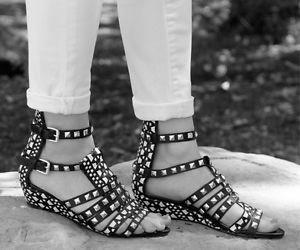 U S I N G D ATA T O I D E N T I F Y M O D E R N E M B E L L I S H E D SPOTTED: Contemporary Embellished sandals ANALYSIS RIVER ISLAND: We identified a trend of flat embellished sandals with moving