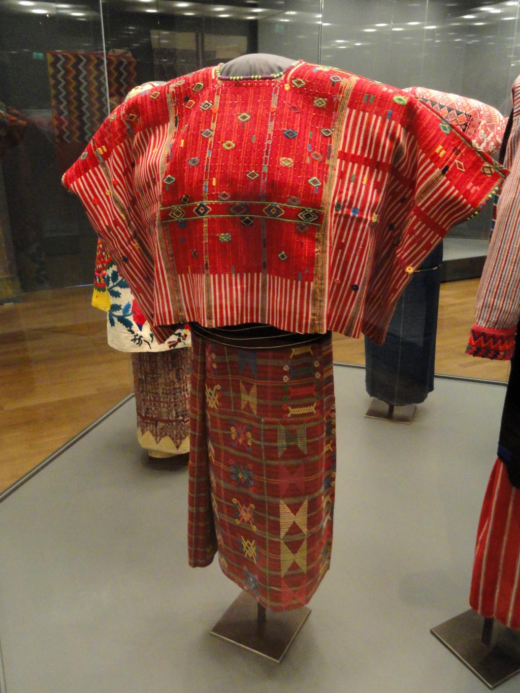 Mayan Clothing The Maya wove beautiful fabrics using cotton, hemp, and other fibers. Fibers were dyed and then woven into brilliant designs.