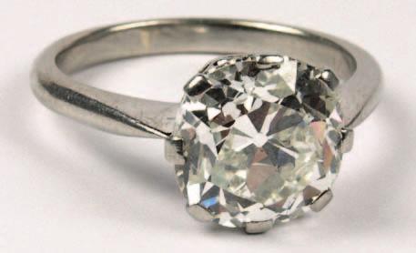 35cts, millegrain-set within a surround of single-cut diamonds and French-cut keystone-shaped