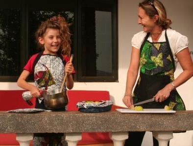 HOME... dining in apron and pot holders Calling all cooks our gorgeous kitengye apron and matching pot holders are a great