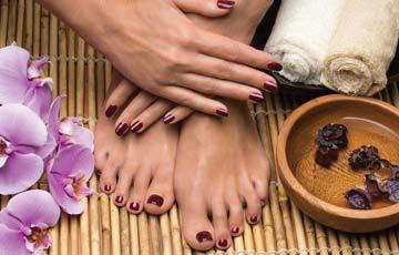 The main product is acrylic nails with ready-made designs which can be stuck on top of natural nails.