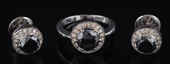 290 A diamond and black diamond circular cluster ring with a circular black diamond approximately 2.