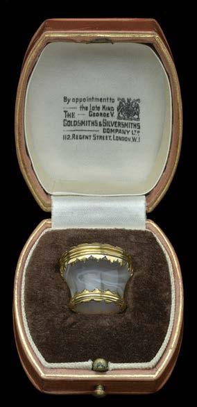 Objects of Vertu 24 A 19TH CENTURY AGATE VINAIGRETTE, of flared form, the sides, base and cover of banded agate and mounted within gold borders, the hinged cover opening to reveal a plain