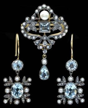 500-700 86 A BLUE TOPAZ, DIAMOND AND PEARL BROOCH AND A PAIR OF SIMILARLY SET EARPENDANTS, the brooch with central square topaz, within outer border of pearls and with trefoil diamond