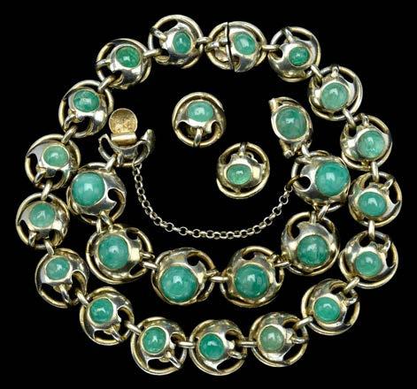 121 A BERYL SET NECKLACE, BRACELET AND EARCLIP SUITE, 1960S, composed of stylized circular links, each set with a round cabochon green beryl, mounted in white metal, necklace length 38.