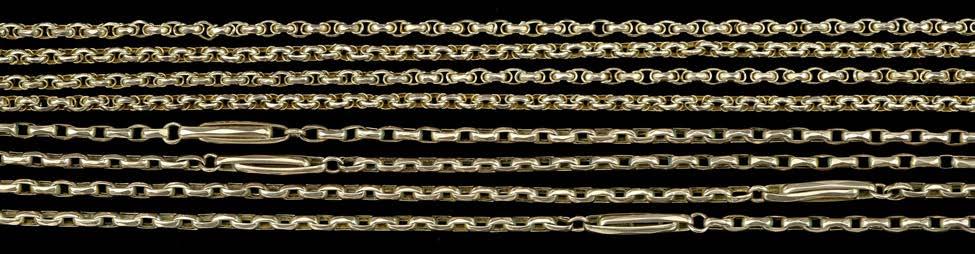 500-700 173 A BATON-LINK BRACELET, of reeded baton links in yellow precious metal, with white precious metal terminals, clasp with scallop shell details, stamped 750, length 20.5cm, weight 15gm.