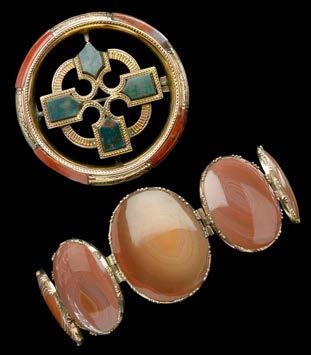 219 AN AGATE PANEL BRACELET AND A SCOTTISH GOLD MOUNTED PEBBLE BROOCH, the bracelet composed of graduating oval panels with hinged links between, each in pinched collet setting, not hallmarked, with