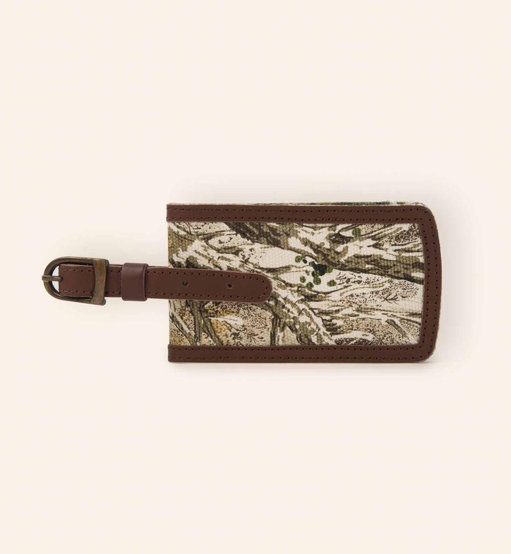 SIGNATURE BIBLE CASE SIGNATURE LUGGAGE TAG SIGNATURE LICENSE HOLDER The GameGuard Signature Bible Case is large enough to fit a full-sized Bible and features a collapsible leather handle, external