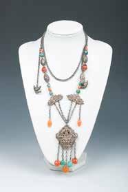 L:57cm Estimate CA$400 - CA$700 172 清银宝石挂件一对 PAIR OF SILVER GEMSTONE PENDANTS The set comprised of two strands of suspending chain with beads decorated beneath a mobile bottled vase incised with