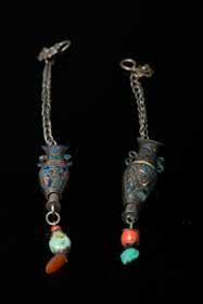 Butterfly hanger: L:20cm; Flower hanger: L:18cm 173 清末银链带宝石 SILVER CHAIN WITH GEMS, LATE QING Supporting a carved openwork pendant terminating with five stands of the orange or turquoise bead from