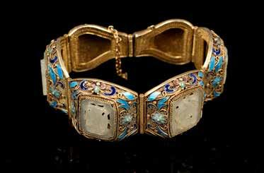 2cm Estimate CA$1,000 - CA$1,500 176 晚清白玉烧蓝手链 WHITE JADE WITH ENAMELED BRACELET Comprised of six raised enamels rectangular bent pieces attached together, decorated with openwork jade carving inset