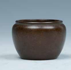 Estimate CA$500 - CA$800 218 晚清民国铜炉宣德款 XUANDE BRONZE CENSER, LATE QING TO REPUBLICAN A light celadon jade bottle accompanied with an orange coral cover stopper, carved in a flattened globular shape,