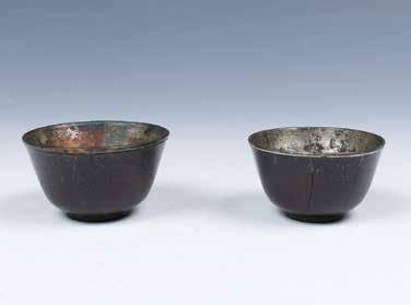 5cm a British Anthropologist and curator of Cranmore Ethnographical 269 明晚期紫檀雕刻酒杯一对 PAIR OF ZITAN WINE CUPS, LATE MING A pair of upside-down bell shape supported on straight foot, the exterior